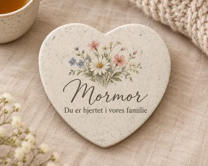 Lys hjertesten med blomsterbuket og teksten Mormor - Du er hjertet i vores familie